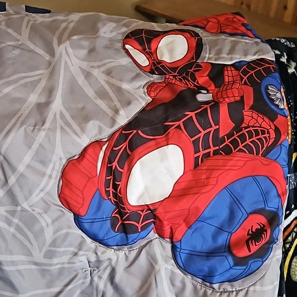 Spiderman baby/toddler sheets, comforter and pillow case - Picture 3 of 3